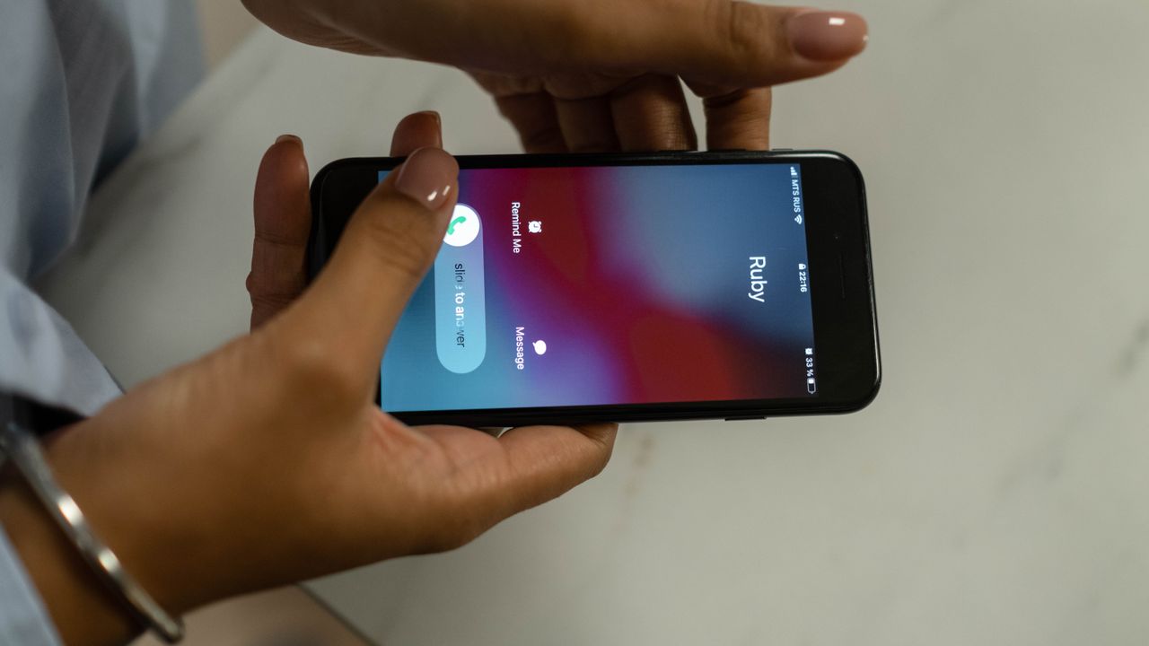 Falsche Polizeibeamte am Telefon: Wie du den Betrug entlarvst