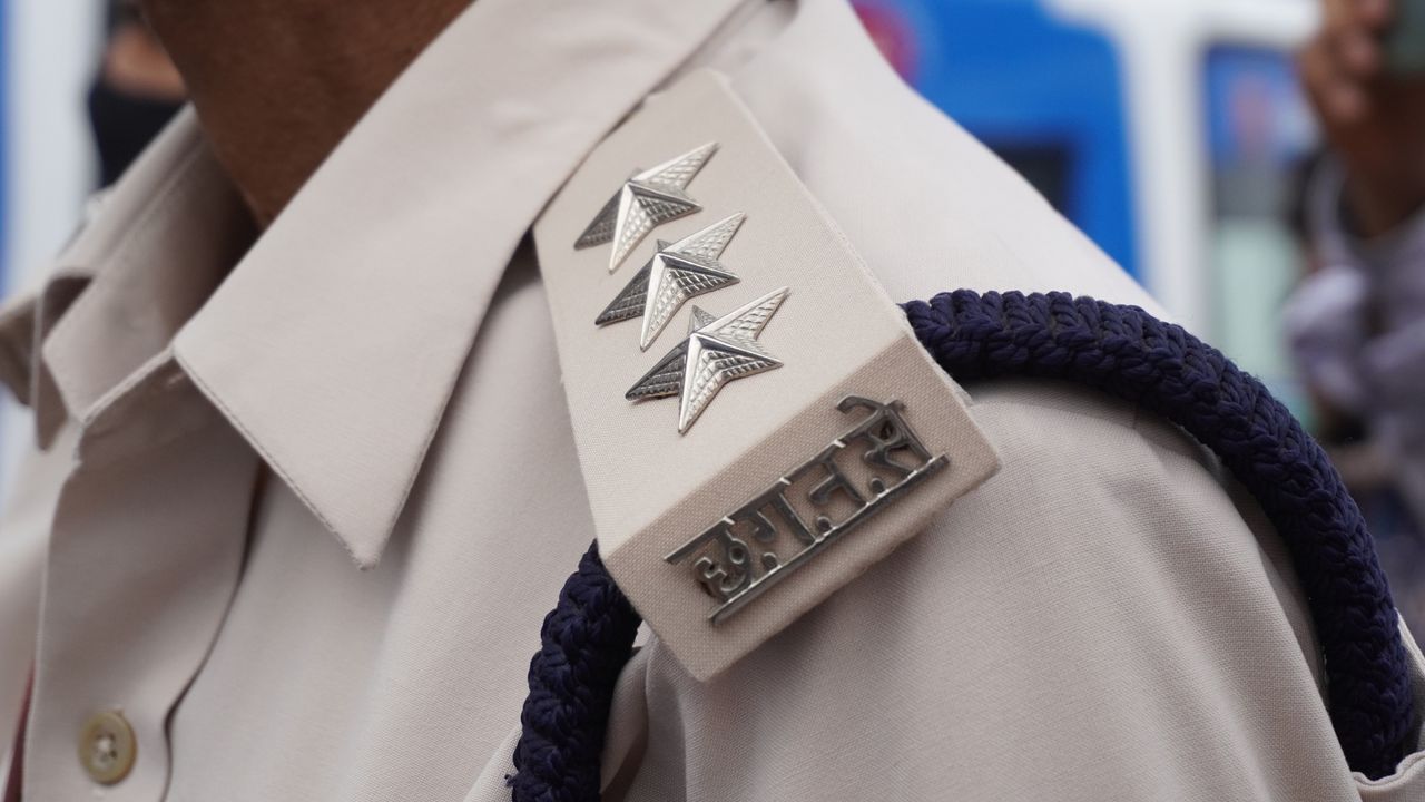 Polizei Dienstgrade erkennen: Was Schulterklappen und Sterne verraten